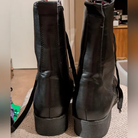 Hot Topic Black floral lined combat boots women's 11 - Picture 4 of 9